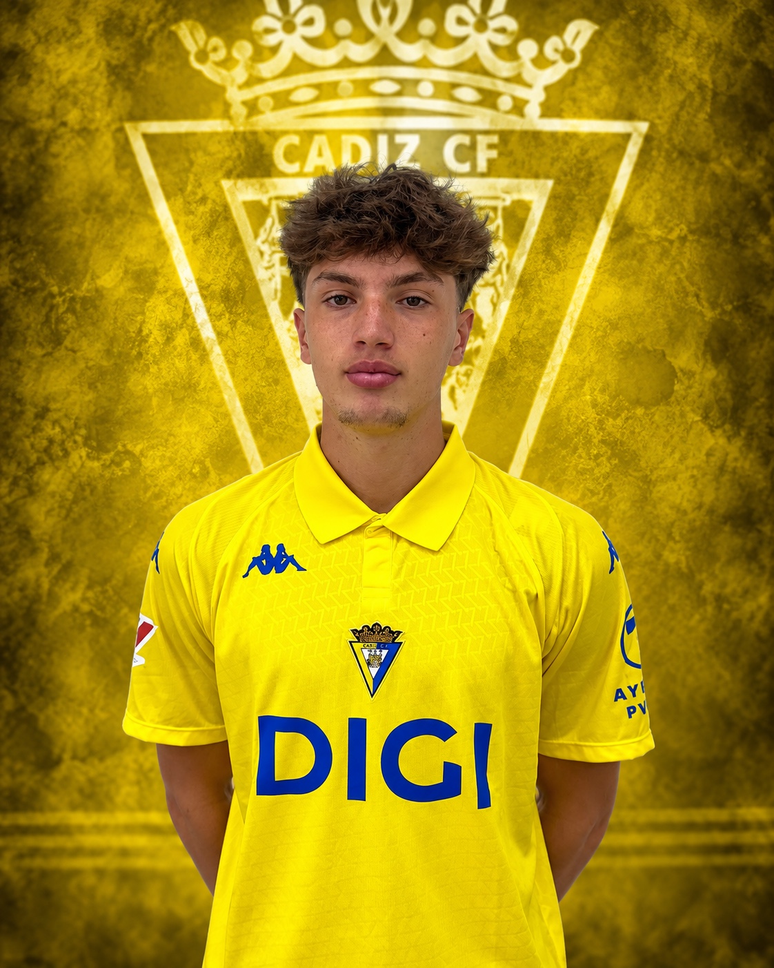 Terrance Pégard avec le maillot jaune du Cádiz CF